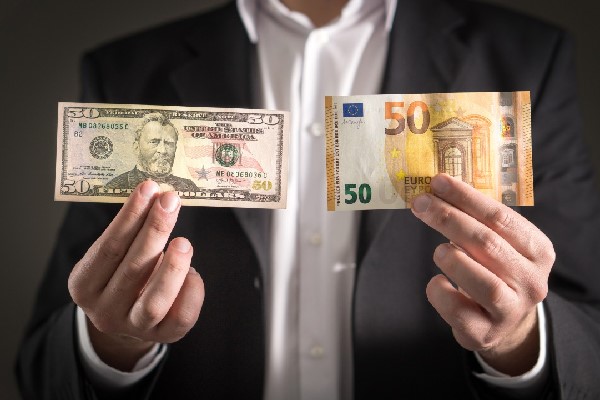 مقایسه دلار و یورو: کدام ارز قوی‌تر است؟